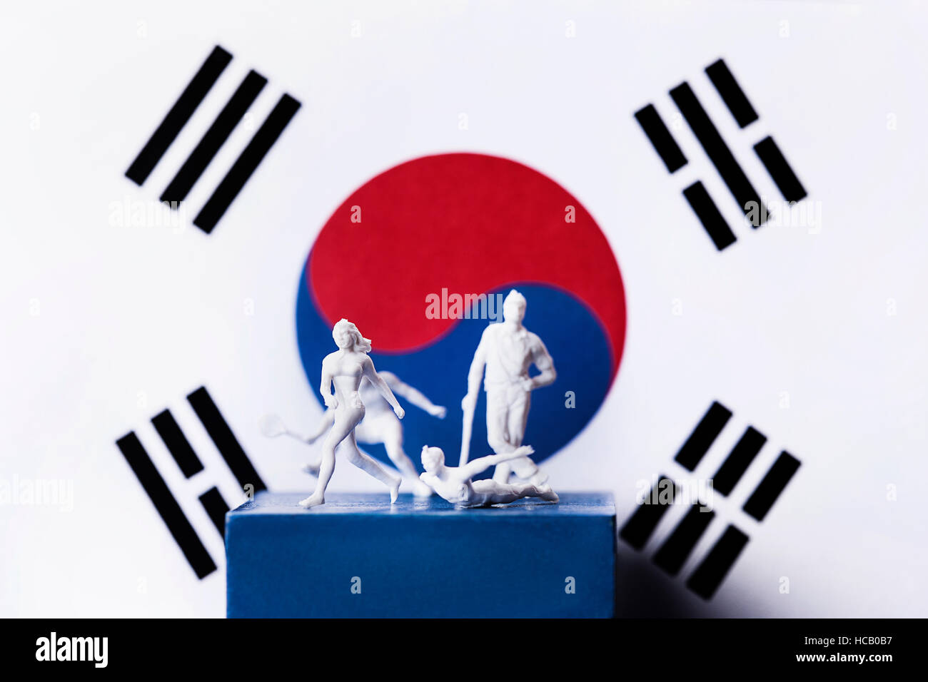 Le figure di vari sport giocatori contro Bandiera coreana Foto Stock