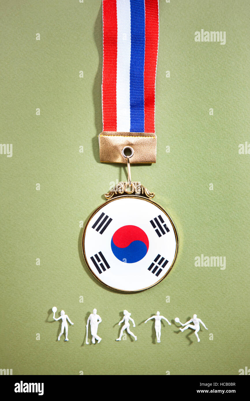 Bandiera coreana in medaglia e figure di vari sport i giocatori Foto Stock