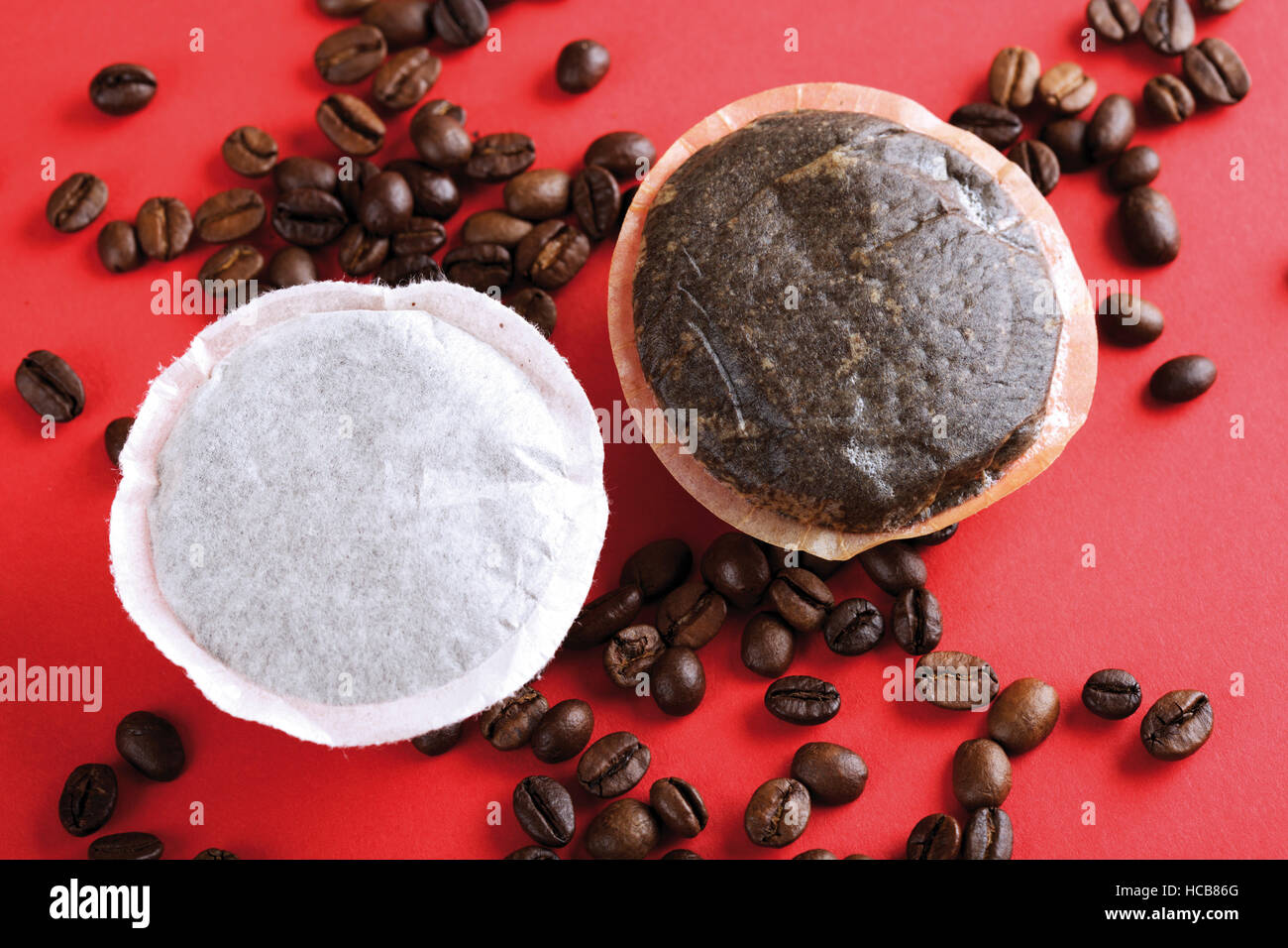 Cialde di caffè, nuovi e usati con i chicchi di caffè Foto Stock