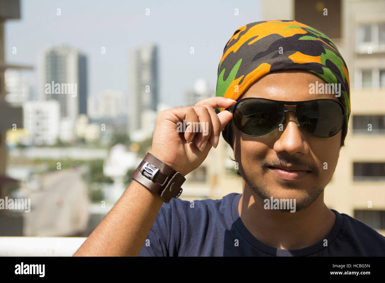 Close-up del giovane ragazzo indiano indossando occhiali da sole Foto Stock