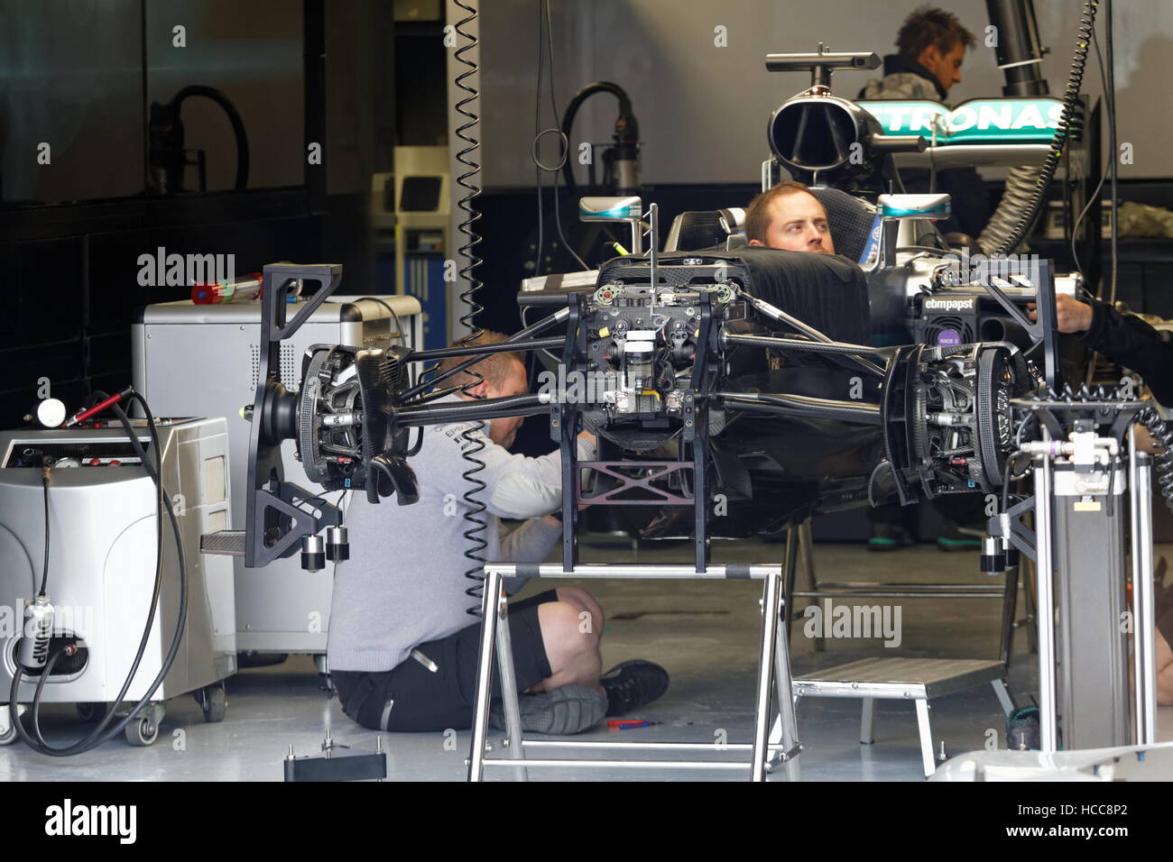 Montreal, Canada.Mercedes AMG Petronas tecnici assemblaggio di Lewis Hamilton auto per la Formula Uno Gran Premio canadese tenutasi sul circuito Gilles-Vi Foto Stock