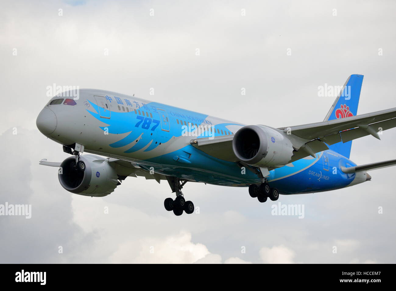 China Southern Airlines Boeing Dreamliner 787-8 B-2737 l'atterraggio all'Aeroporto Heathrow di Londra, Regno Unito Foto Stock