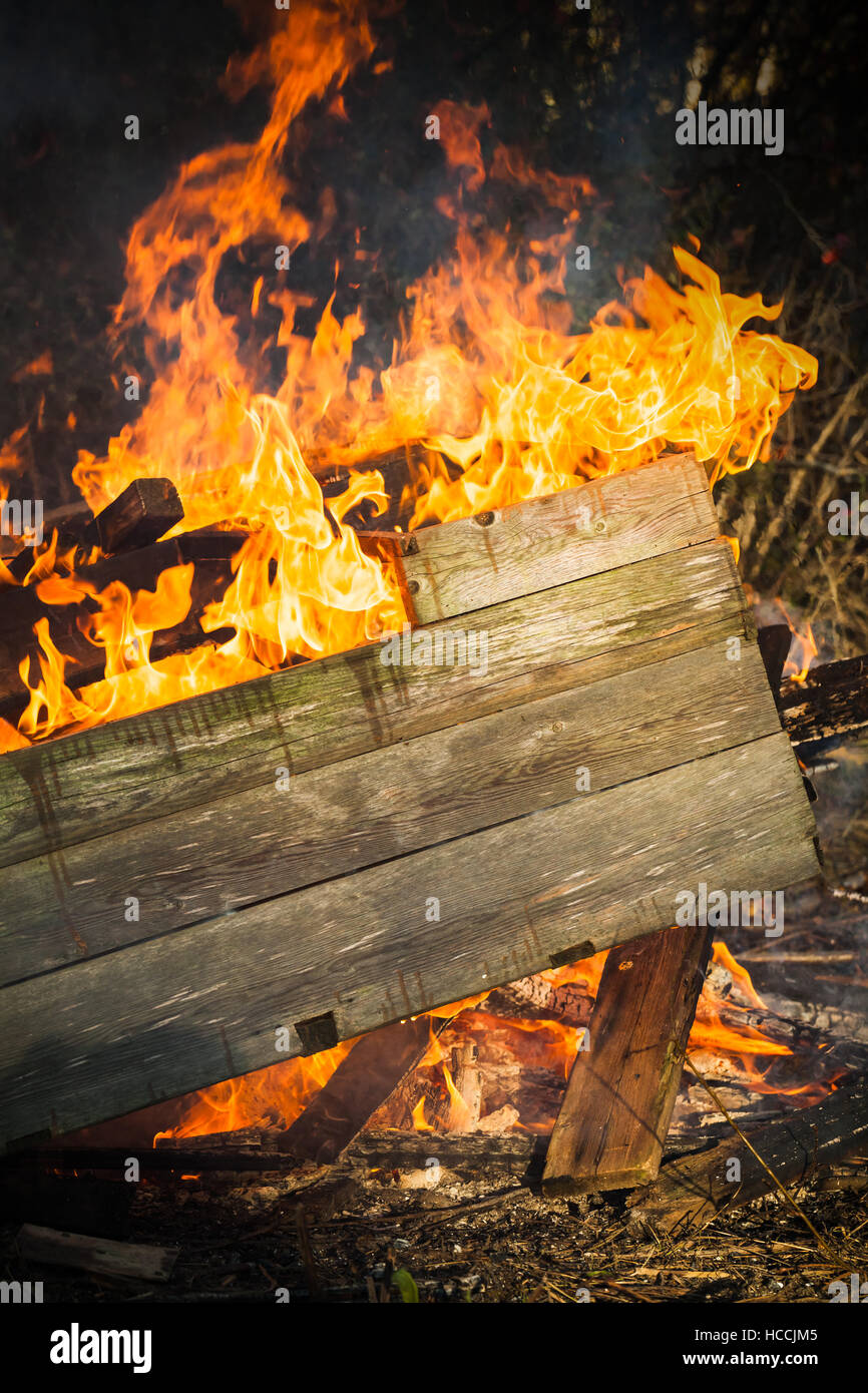 Primo piano della masterizzazione di scatola di legno in grandi falò Foto Stock