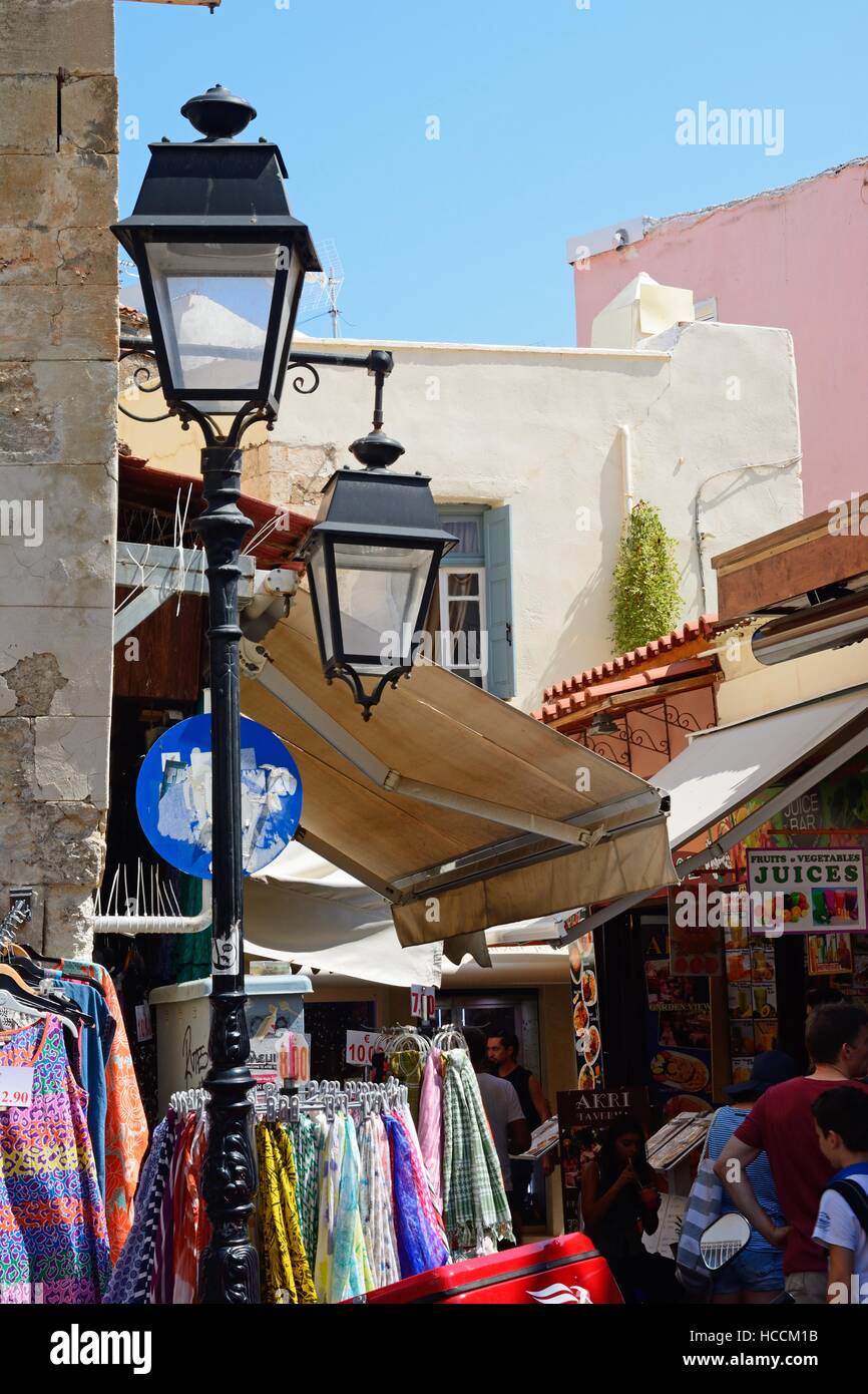 I turisti lungo una strada dello shopping nella città vecchia, Rethimno, Creta, Grecia, l'Europa. Foto Stock