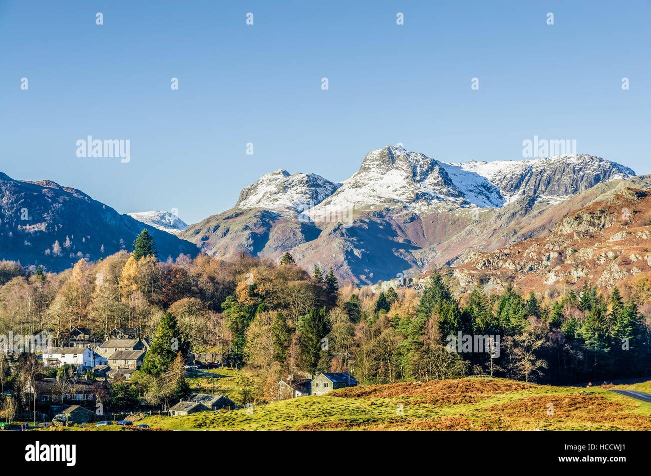 Langdale Pikes oltre Elterwater village, Lake District inglese, REGNO UNITO Foto Stock