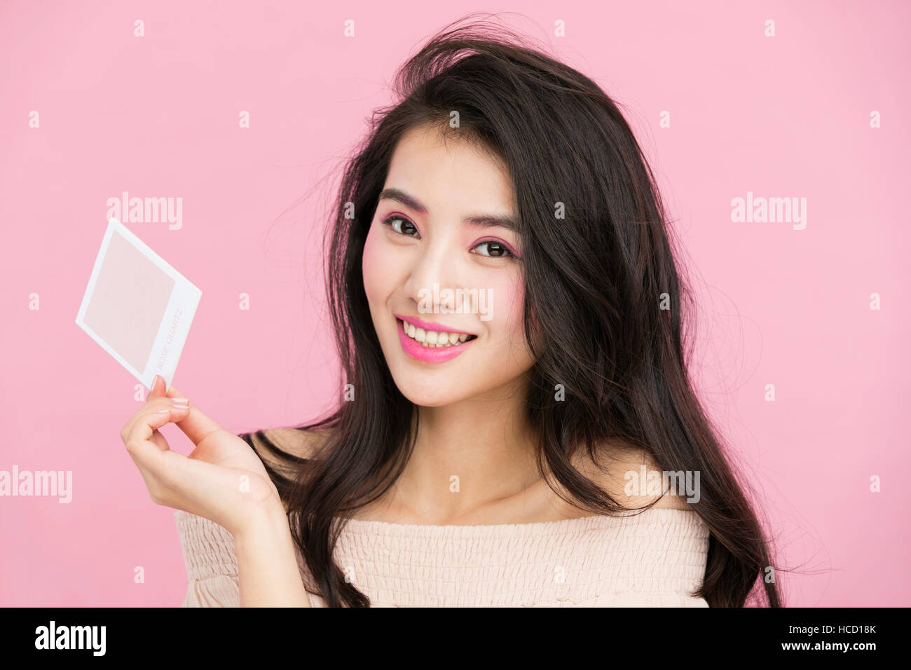 Ritratto di giovane donna sorridente con codice colore Foto Stock