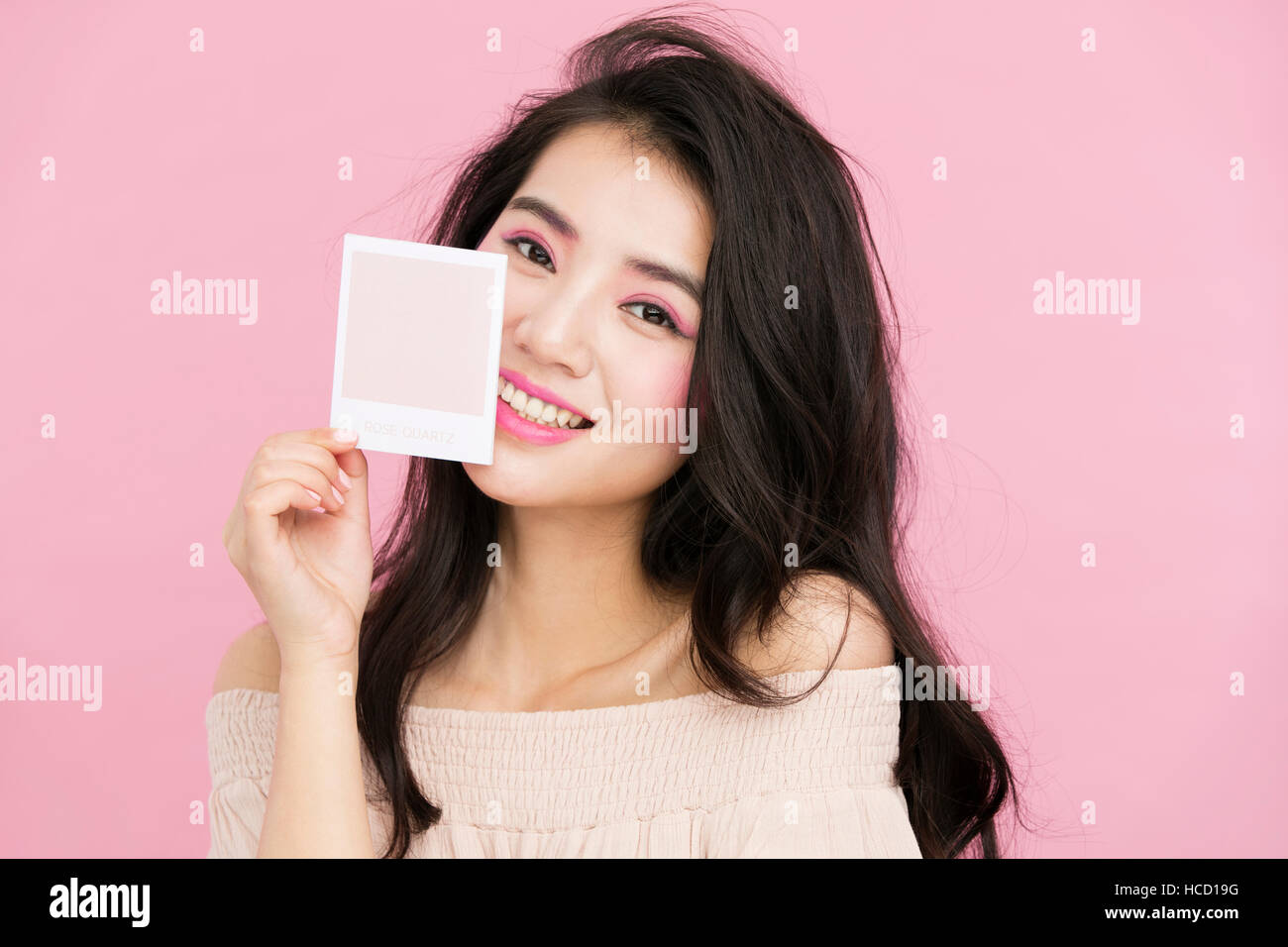 Ritratto di giovane donna sorridente con codice colore Foto Stock