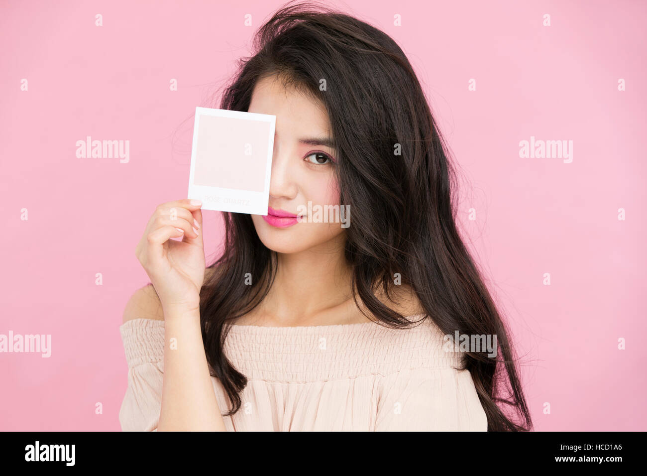 Ritratto di giovane donna sorridente con codice colore Foto Stock