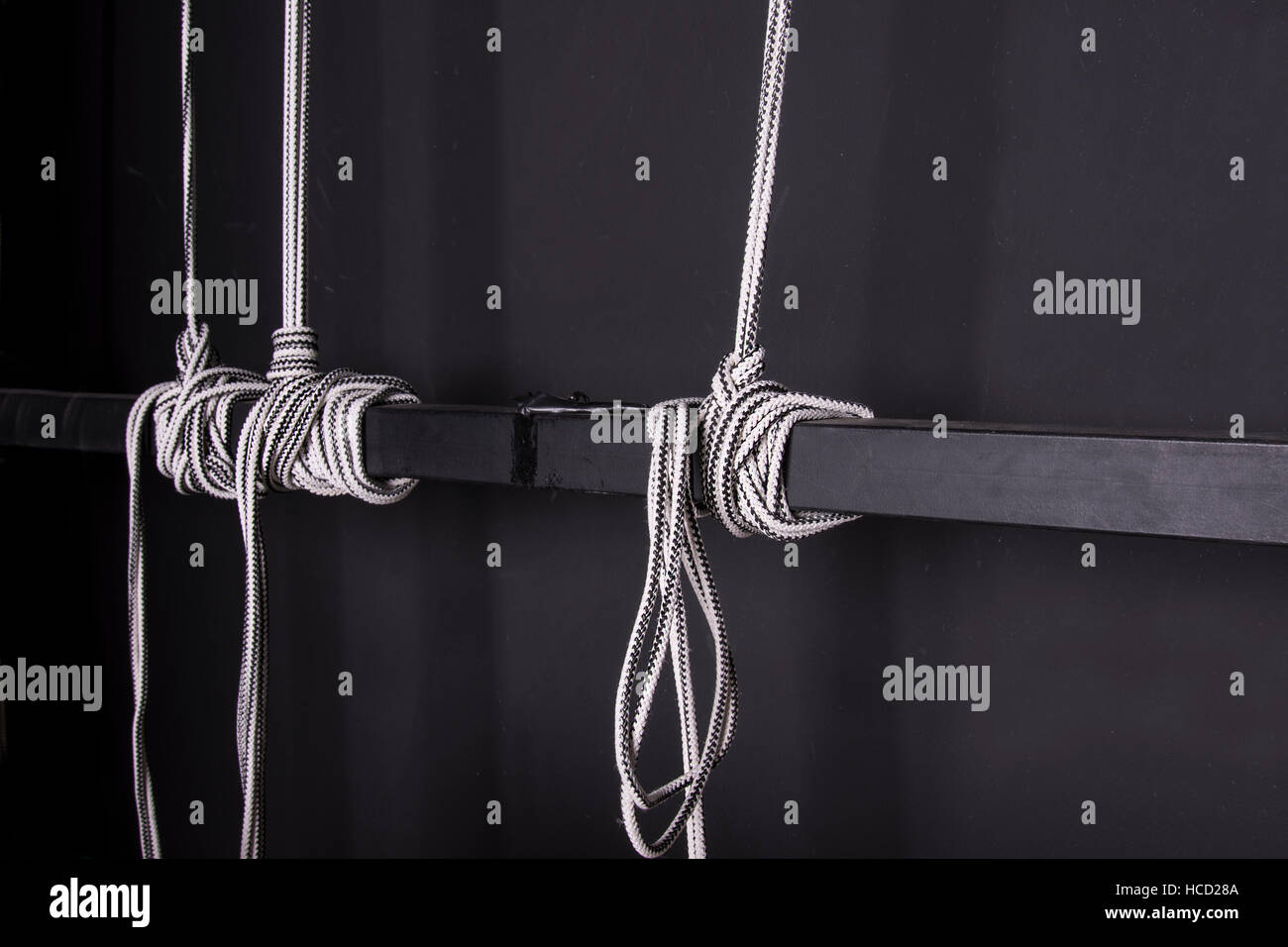 Nodo di una corda sopra una trave Foto Stock