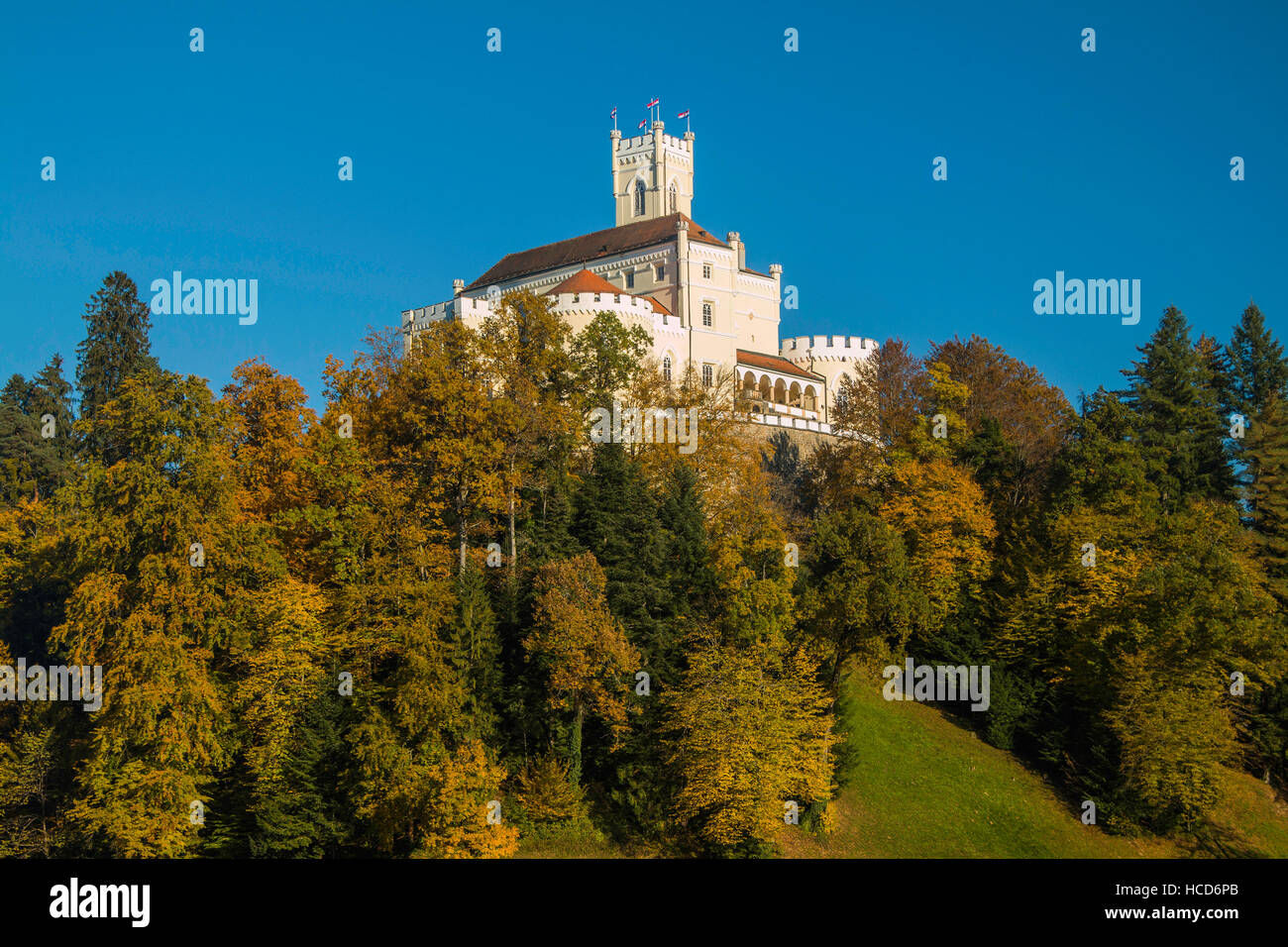 Castello di Trakoscan sulla collina in autunno, Zagorje, Croazia Foto Stock