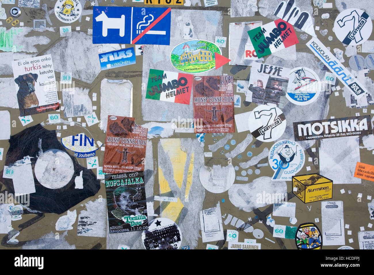 Vecchi adesivi su cassetta elettrica, Finlandia Foto Stock