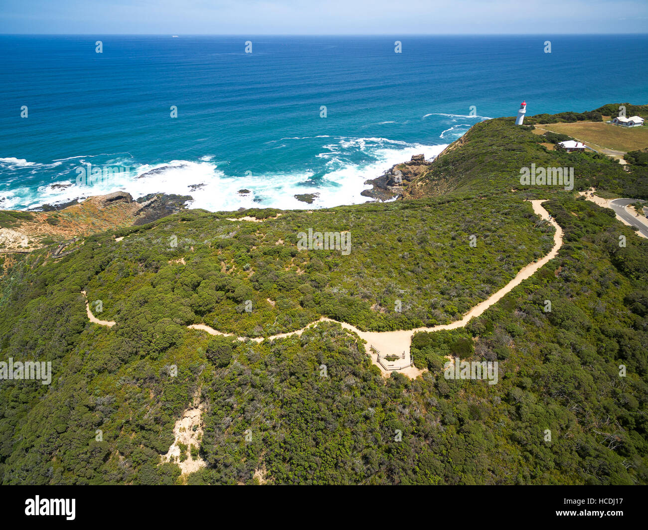 Vista aerea di Cape Schanck Lighthose e sentiero a piedi. Penisola di Mornington, Victoria, Australia Foto Stock