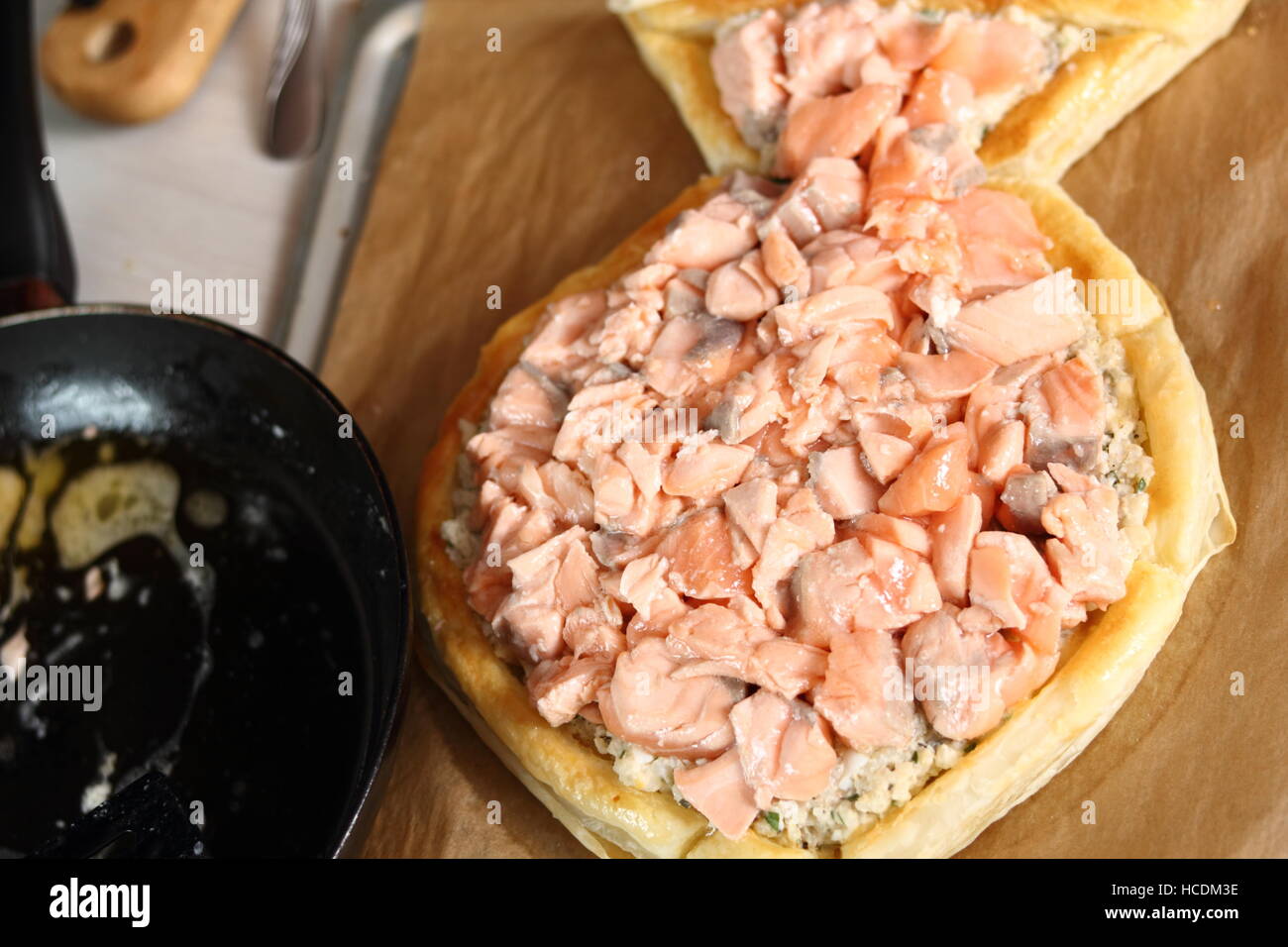 Organizzare cuocere il salmone tagliato a dadini sulla parte superiore di riempimento con il riso e le uova. Rendendo il salmone in pasta sfoglia serie. Foto Stock