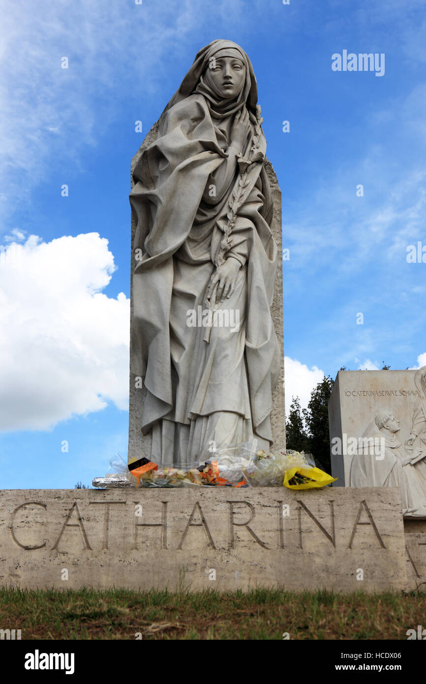 Statua di Santa Caterina da Siena in Roma, Italia Foto Stock