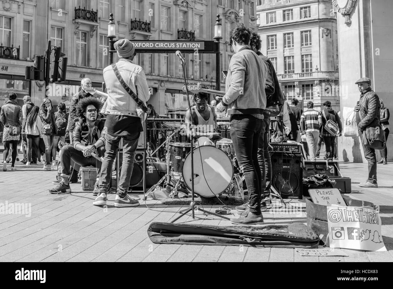 "Sete" prendere un periodo di riposo dal giocare fuori Oxford Circus tube station. Foto Stock