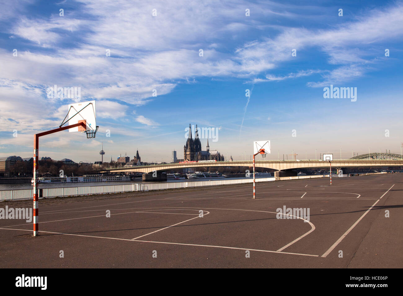 Germania, Colonia, un campo da basket nel quartiere Deutz, vista del centro storico della città. Foto Stock