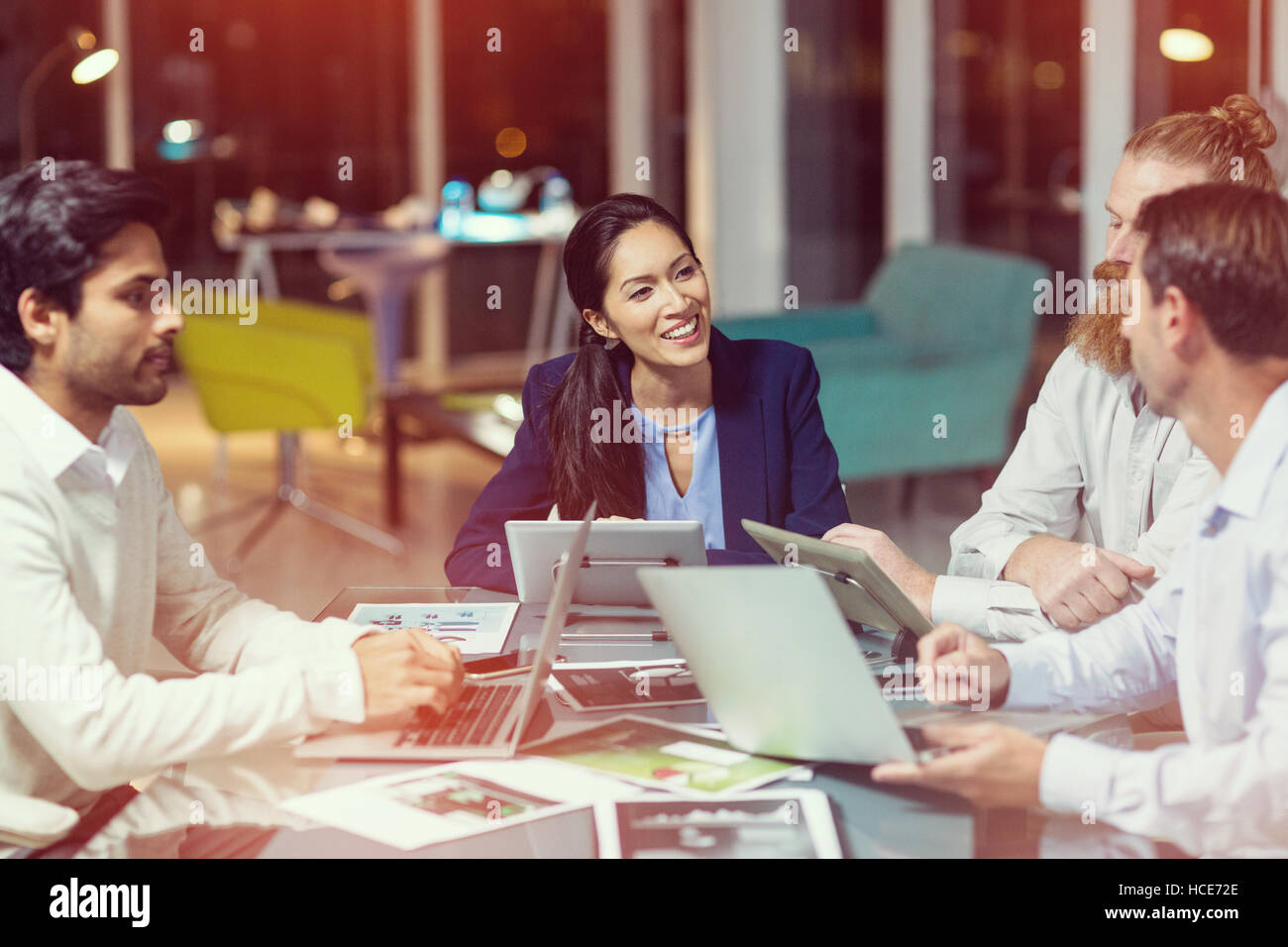 Gruppo di imprenditori lavora su tavoletta digitale e il computer portatile Foto Stock