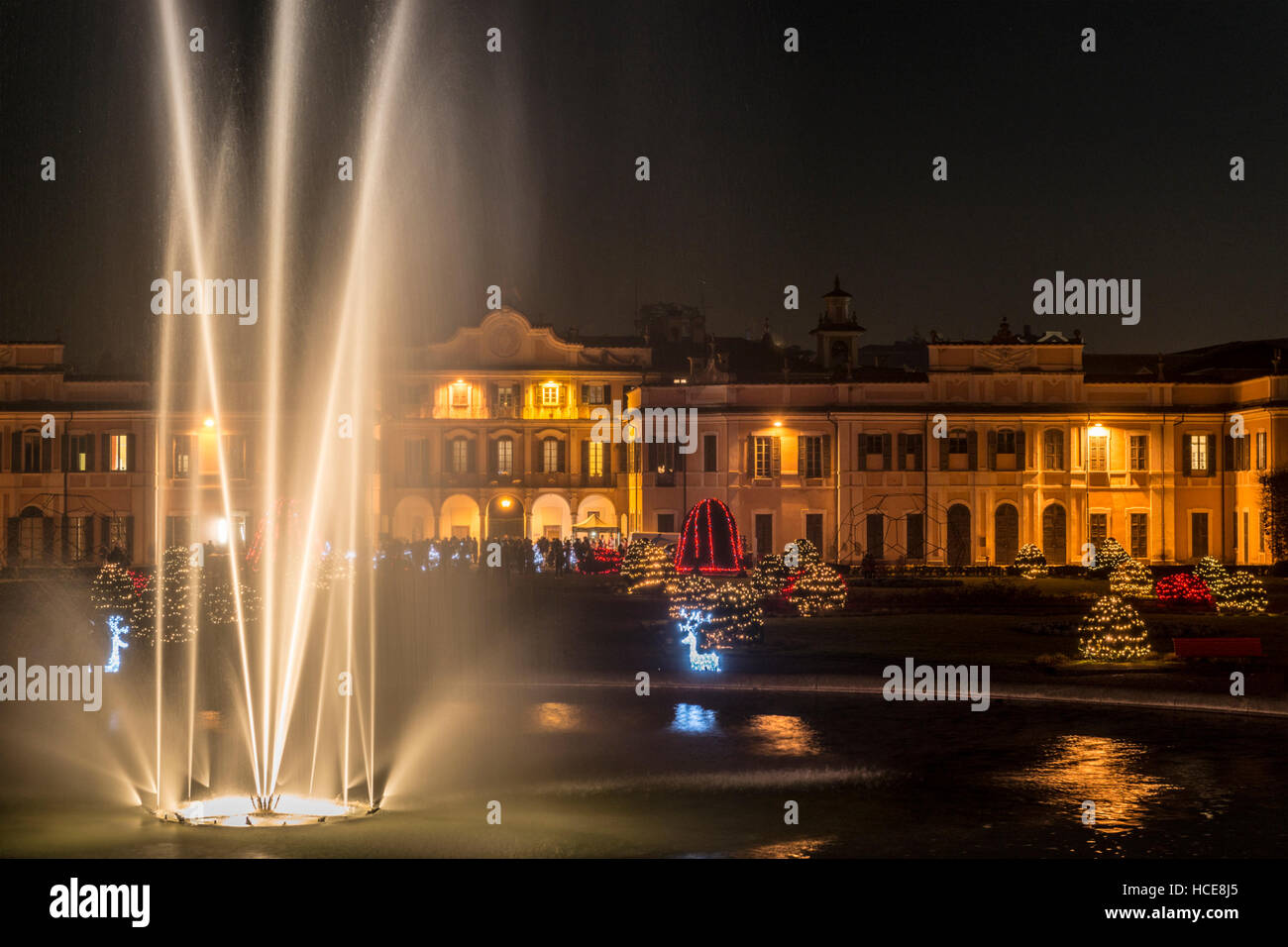 Fontana in primo piano e le luci di Natale nei giardini pubblici di Varese Foto Stock