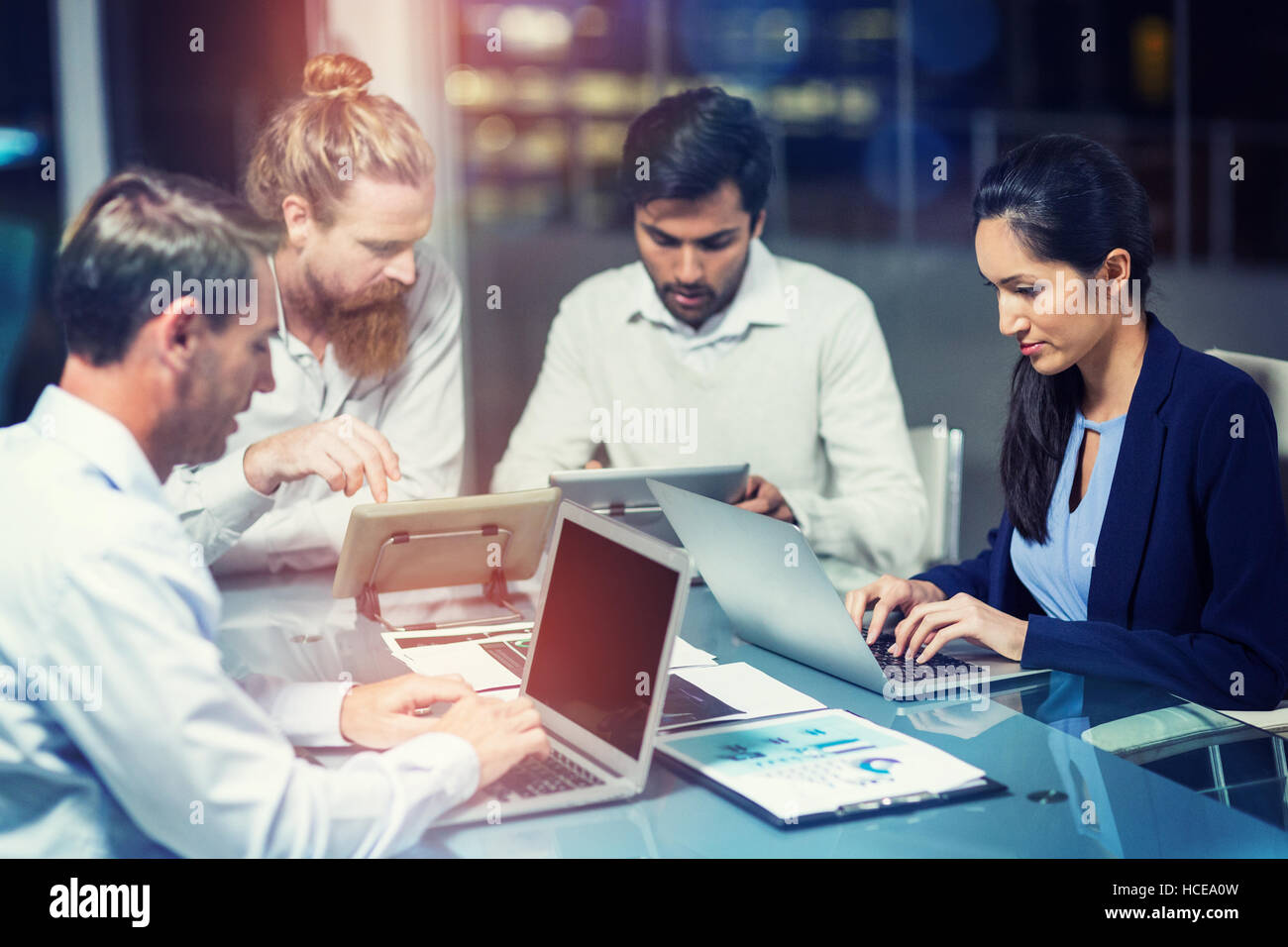 Gruppo di imprenditori lavora su tavoletta digitale e il computer portatile Foto Stock