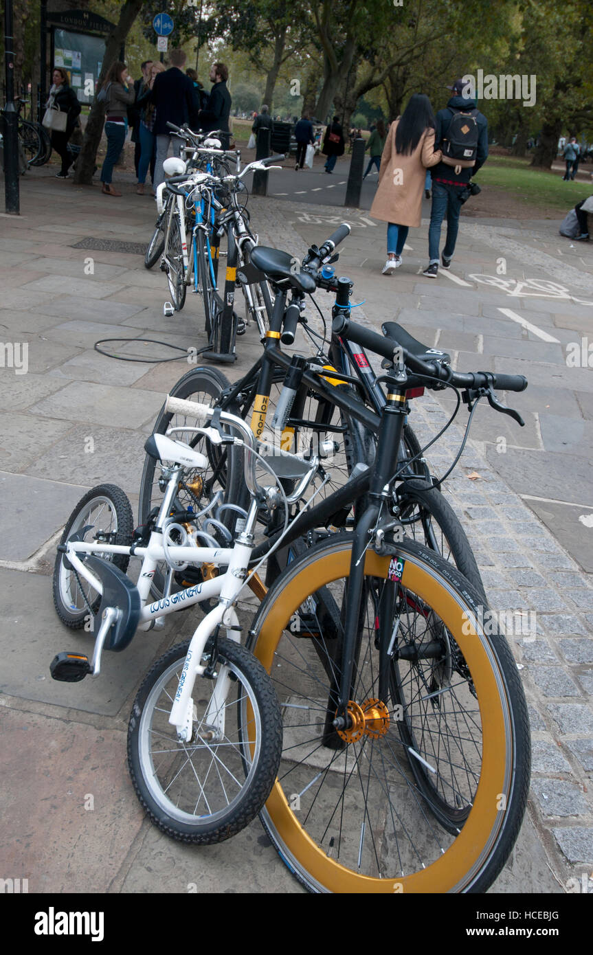 Hackney. Biciclette parcheggiate dai campi di Londra. Foto Stock