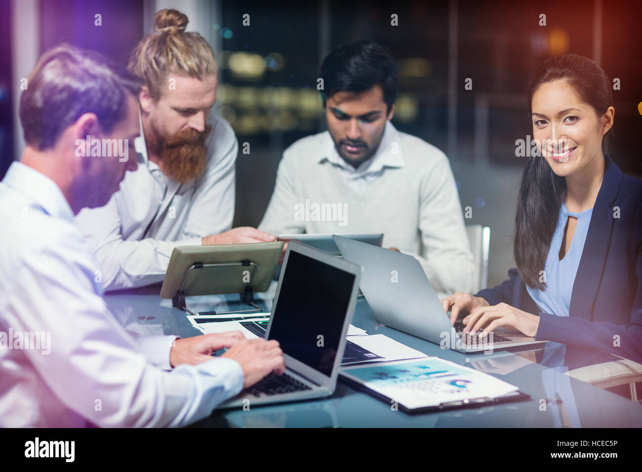 Gruppo di imprenditori lavora su tavoletta digitale e il computer portatile Foto Stock
