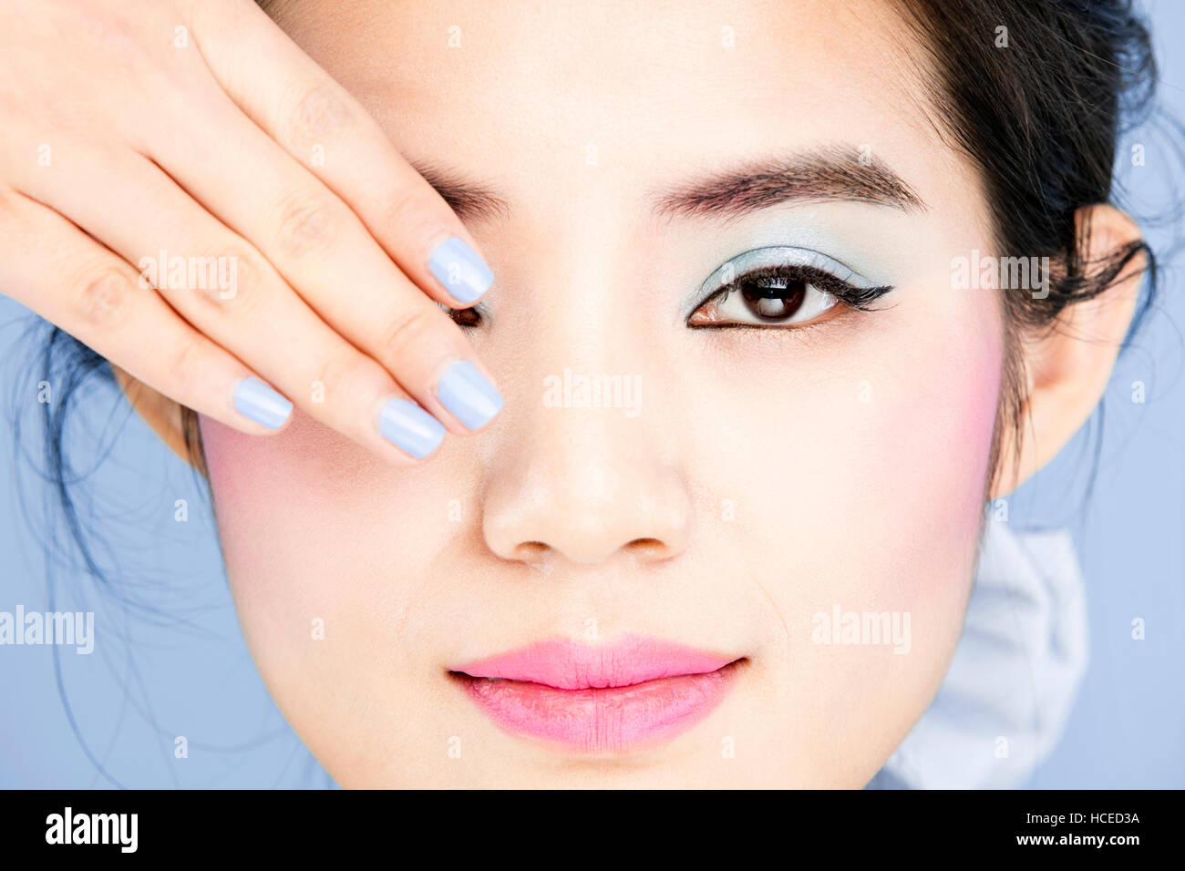 Ritratto di giovane donna con labbra rosa e serenità chiodi a colori Foto Stock