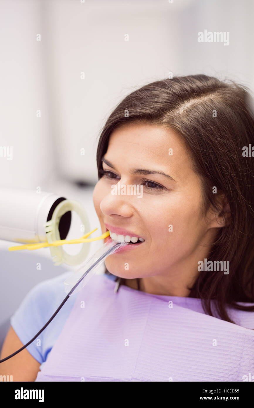Paziente femmina di ricevere il trattamento dentale Foto Stock
