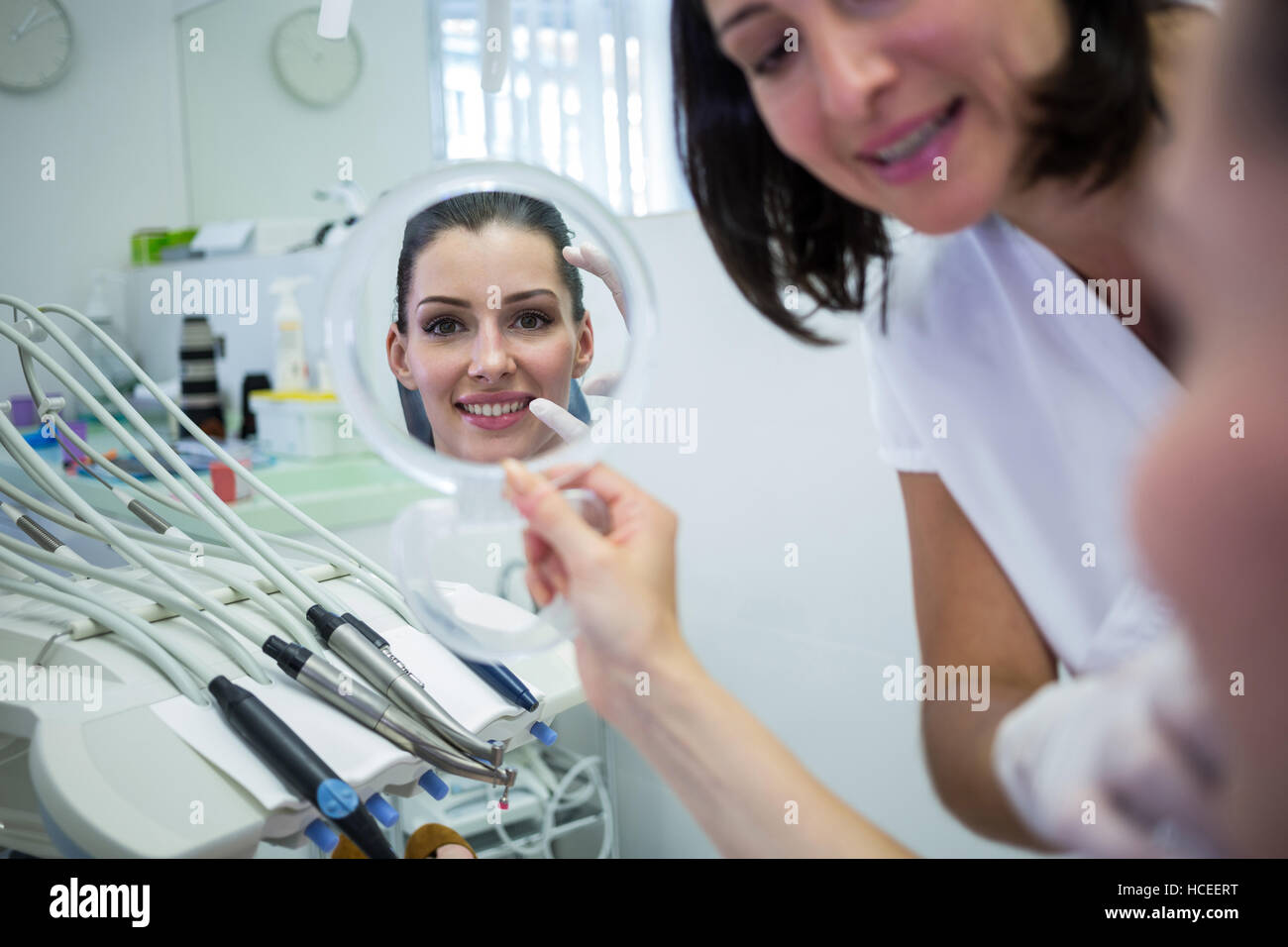 Paziente guardando il suo volto in specchio Foto Stock