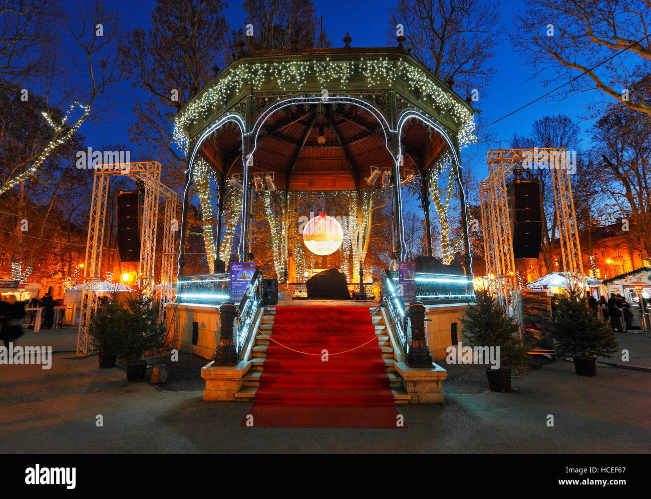 Padiglione illuminato sul parco Zrinjevac al tempo di natale nella città di Zagabria Foto Stock