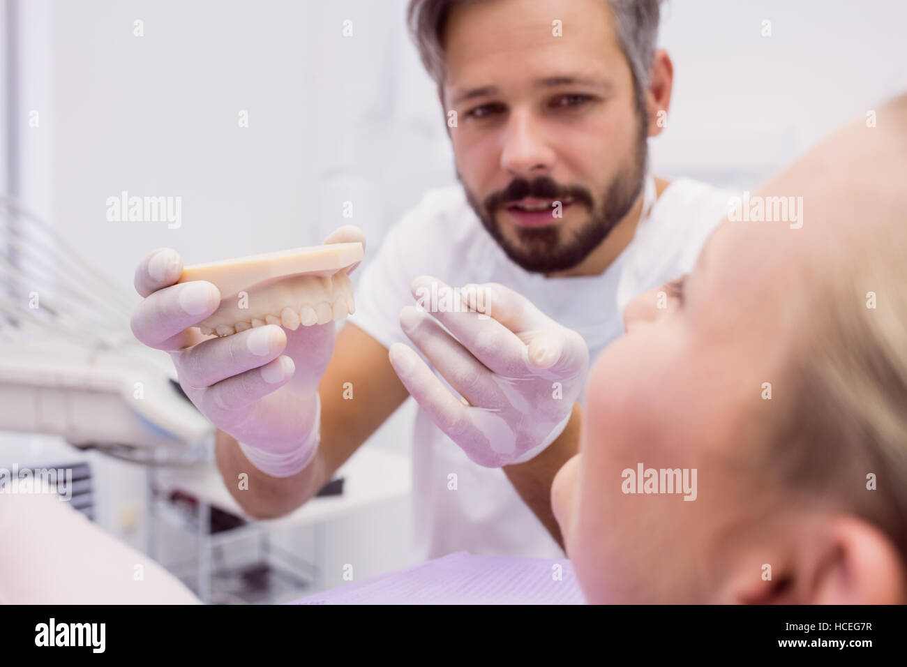 Dentista mostra di dentiera modello per il paziente Foto Stock