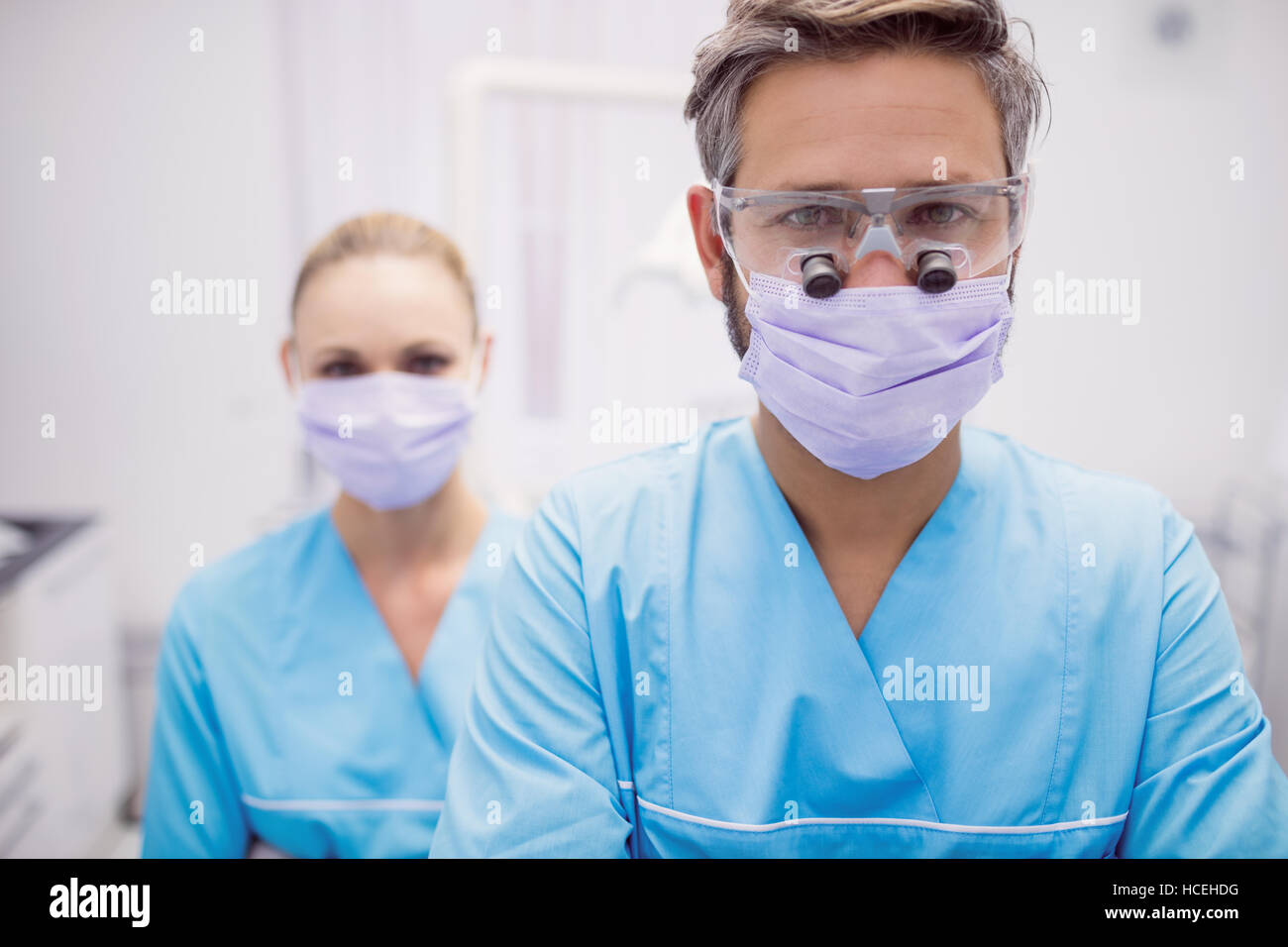 Dentista in piedi alla clinica dentale Foto Stock