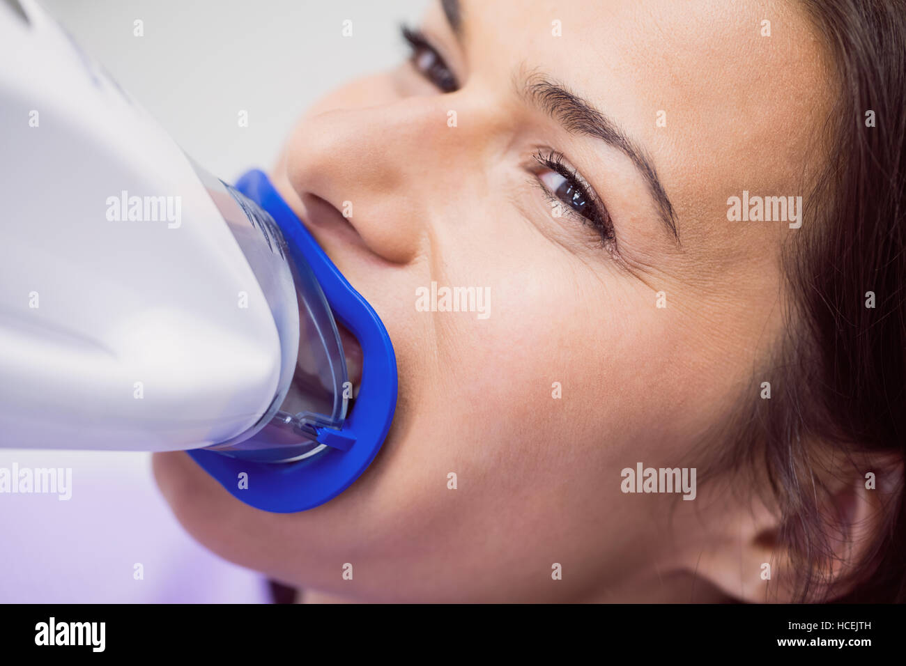 Paziente che riceve un trattamento dentale Foto Stock