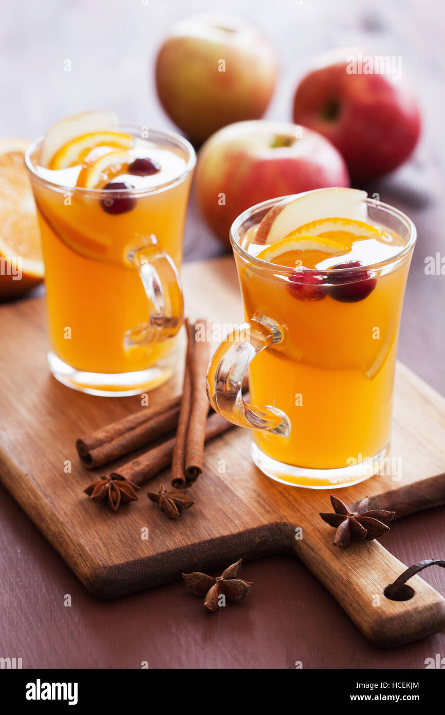 Hot Orange apple il sidro di mele con cannella spice drink di riscaldamento Foto Stock