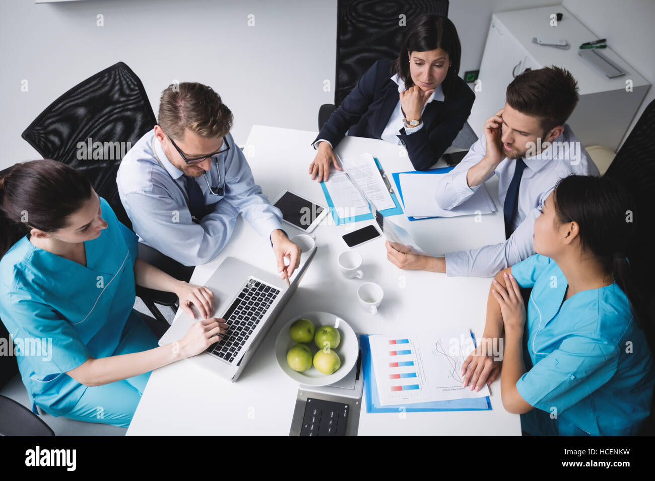 Team di medici in una riunione Foto Stock