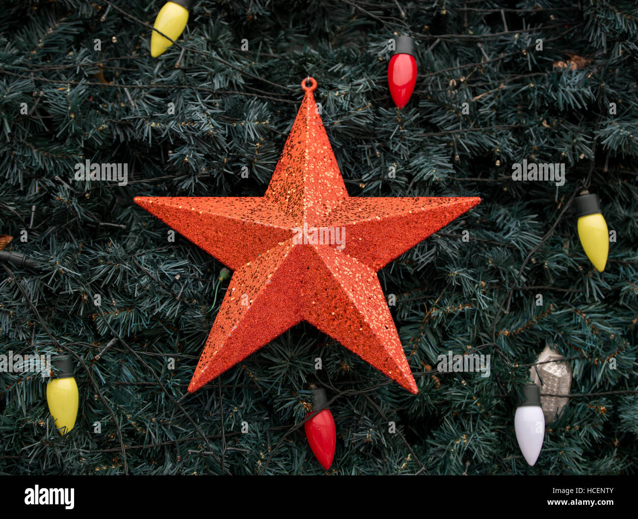 Le palle di Natale, Christmas tree accessori. Ampia serie di foto delle vacanze con una varietà di puntelli e gli sfondi. Foto Stock