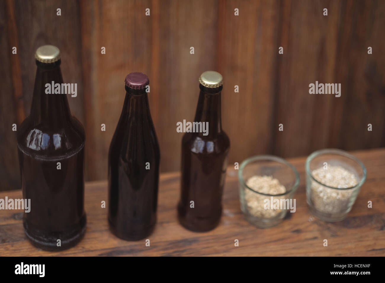 In casa di bottiglie di birra e gli ingredienti Foto Stock