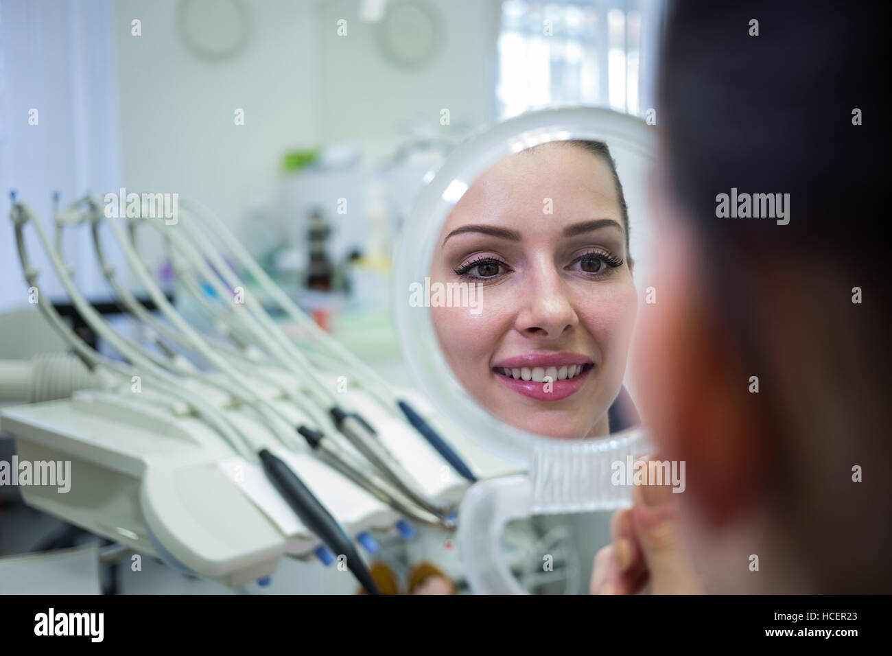 Paziente guardando il suo volto in specchio Foto Stock