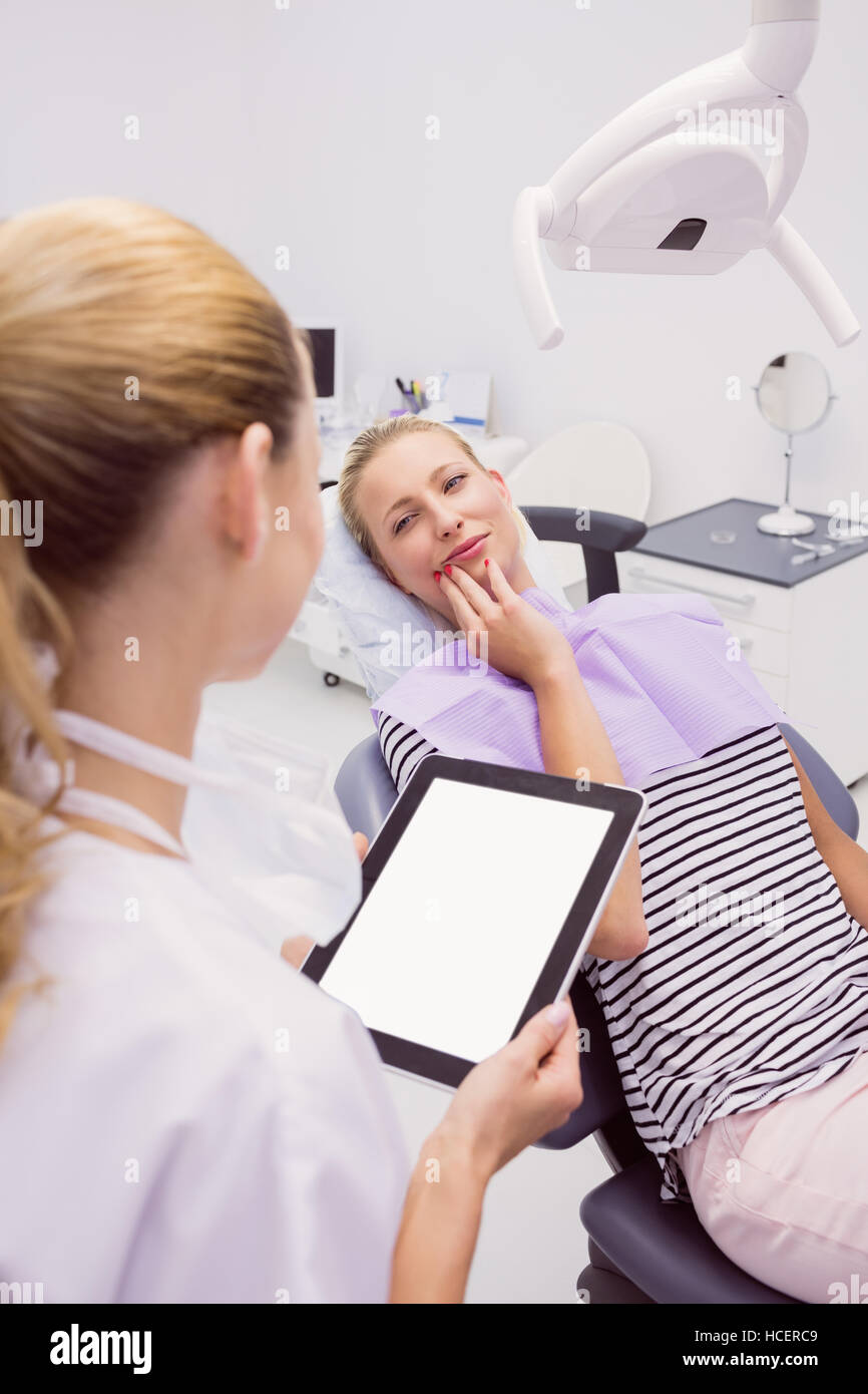 Paziente di sesso femminile con il mal di denti in clinica Foto Stock