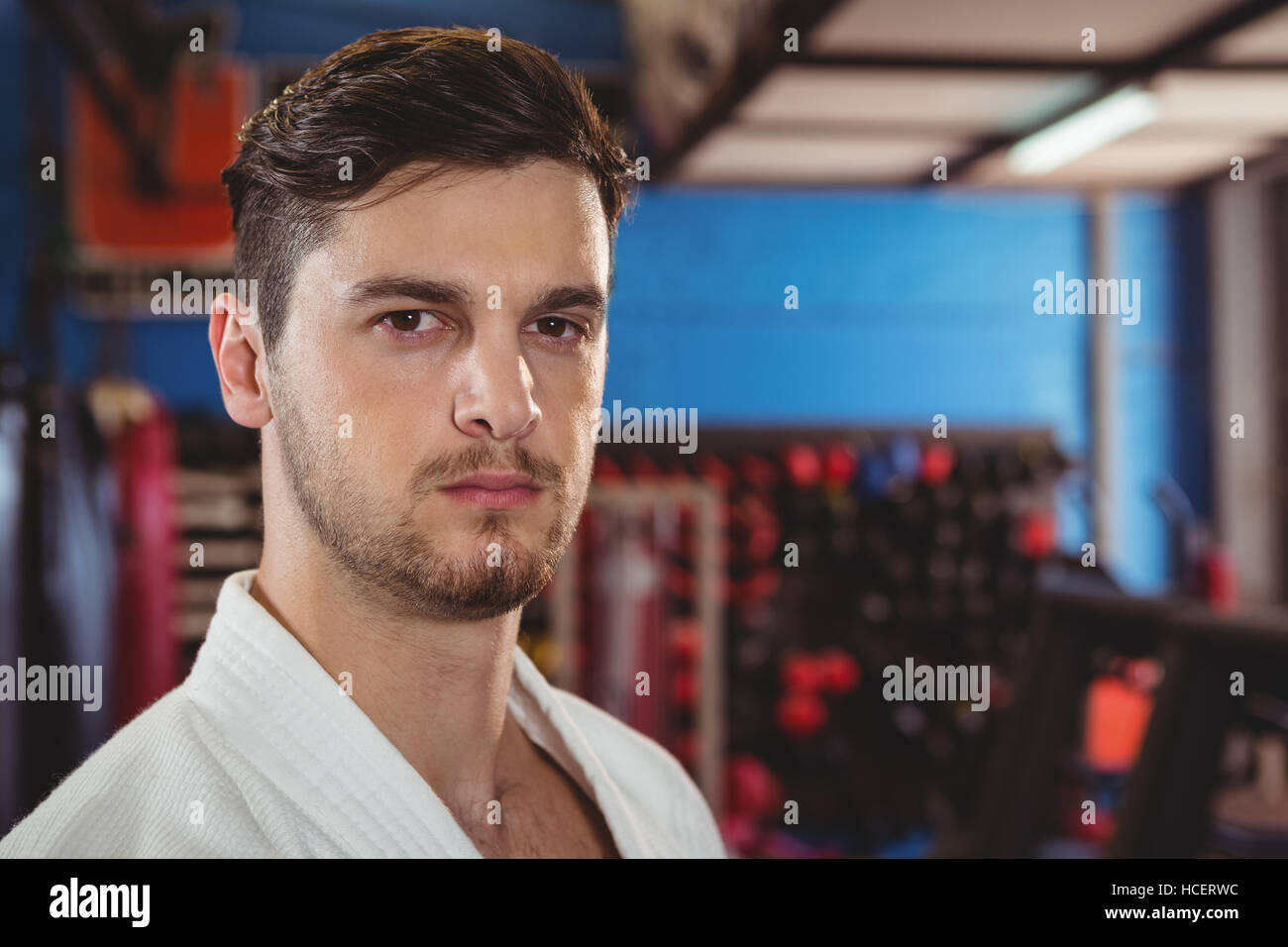 Lettore di Karate in piedi in studio fitness Foto Stock
