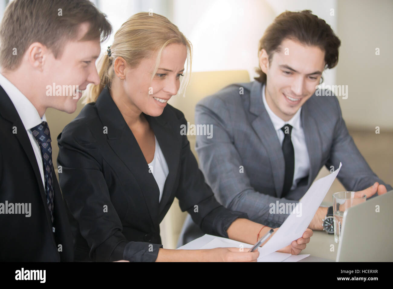 Imprenditrice che mostra il successo aziendale ai suoi partner Foto Stock