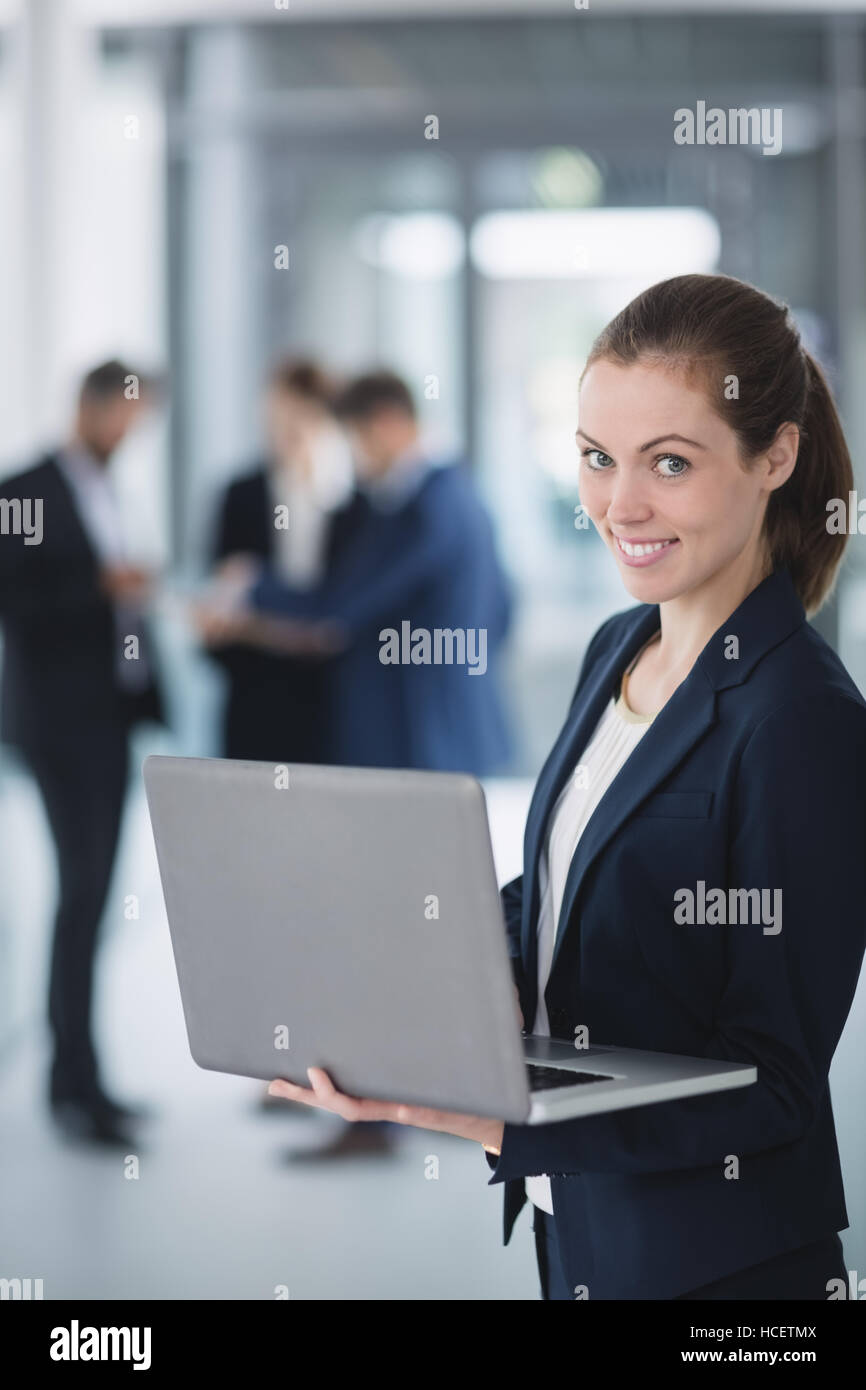 Imprenditrice utilizzando laptop Foto Stock