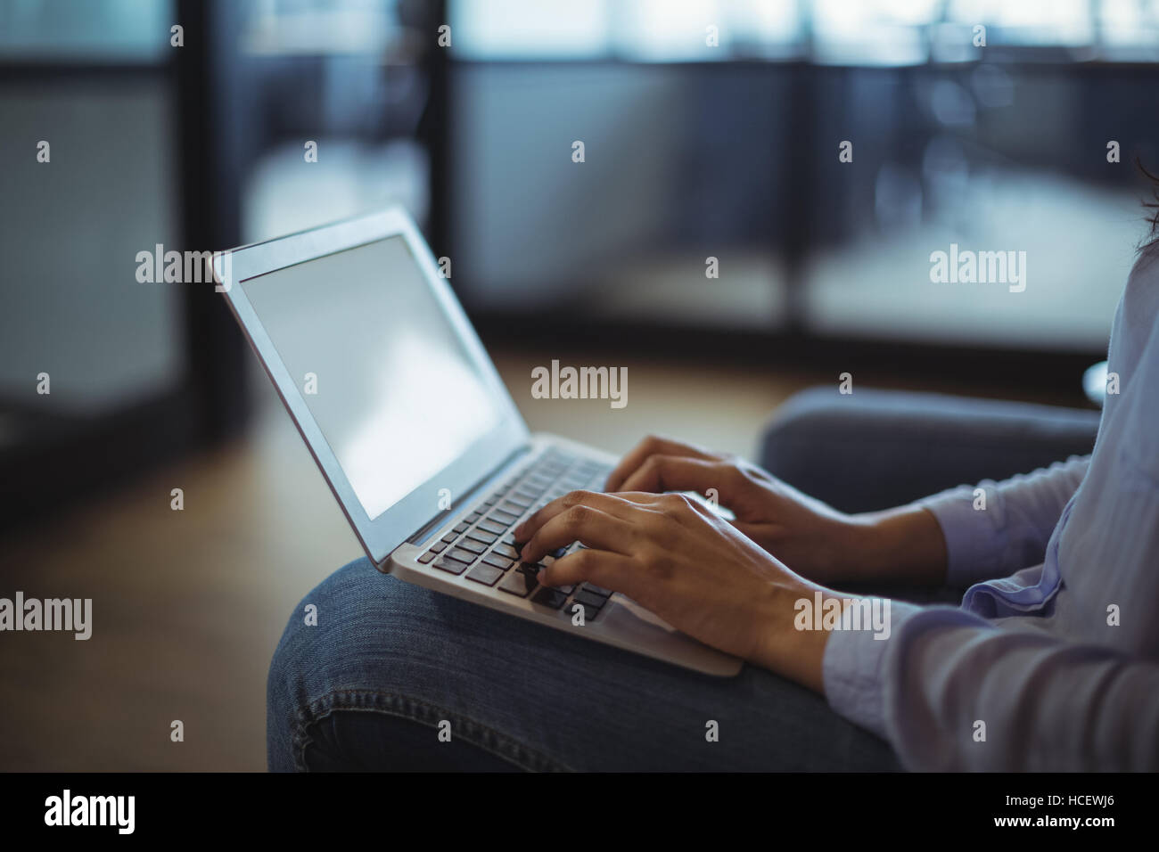 Imprenditrice funziona su computer portatile Foto Stock