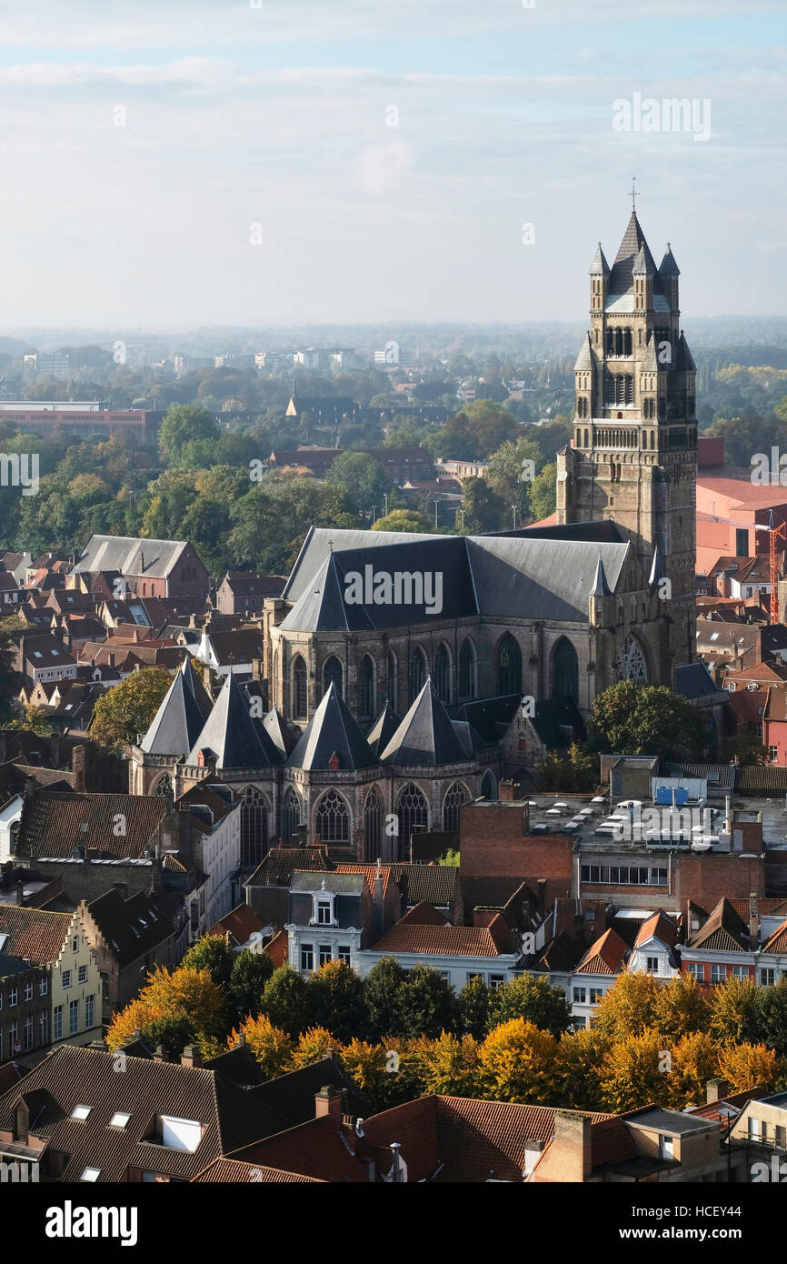 Bruges, Bruxelles. Vista ad alto livello (da Belfort) del santo Salvatore cattedrale, noto anche come San Salvator cattedrale Sint-Salvatorskathedraal o. Foto Stock