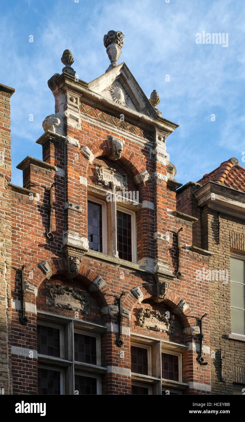 Steen Street, Bruges. Elaborare frontone a gradini facciata in mattoni con medicazioni di pietra. Datata 1658. Foto Stock