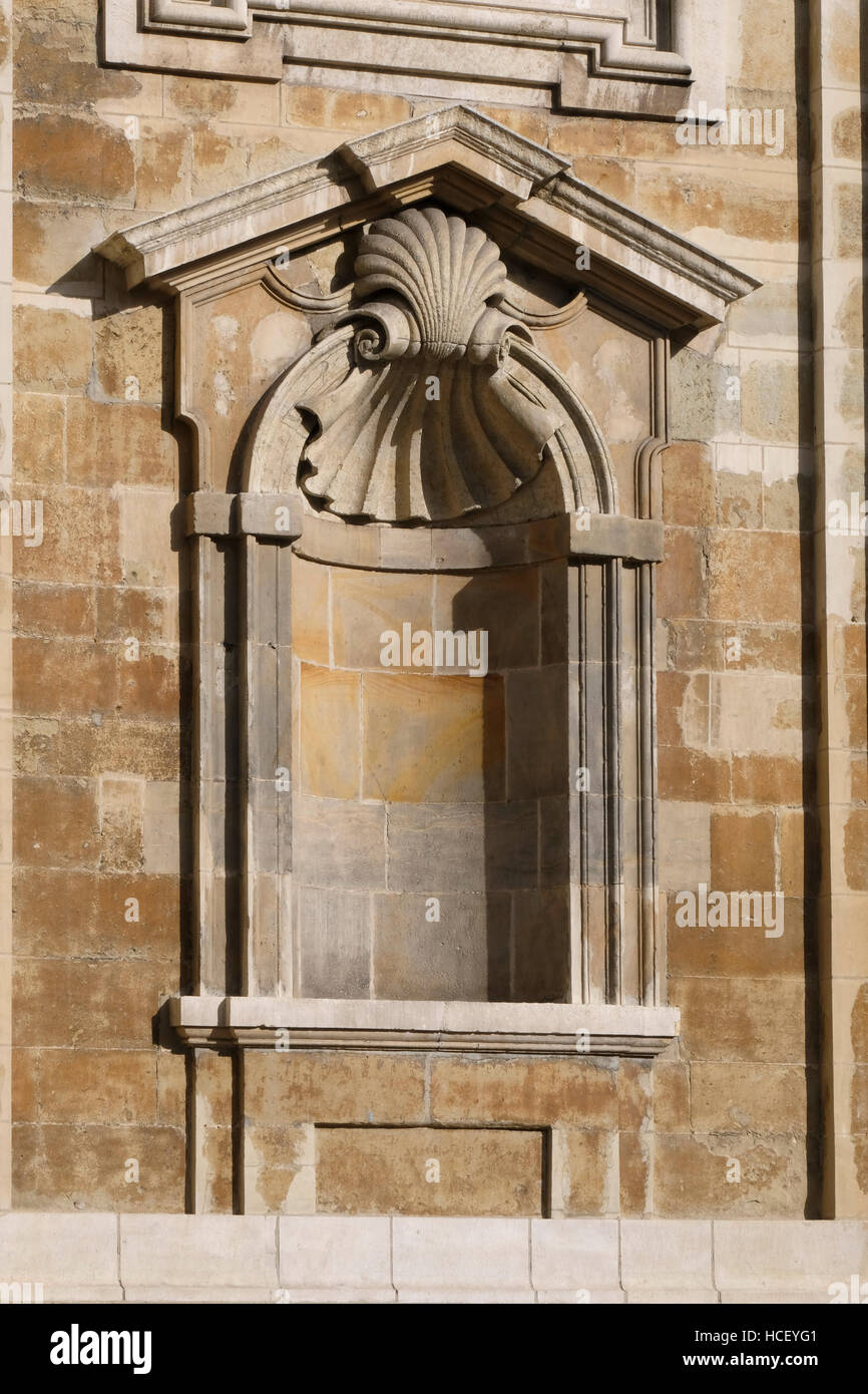 San Walburga, originariamente San Saverio, la chiesa dei Gesuiti a Bruges, Belgio. Dettaglio della nicchia aedicular sotto il frontone e conchiglie. Datata 1643 in t Foto Stock