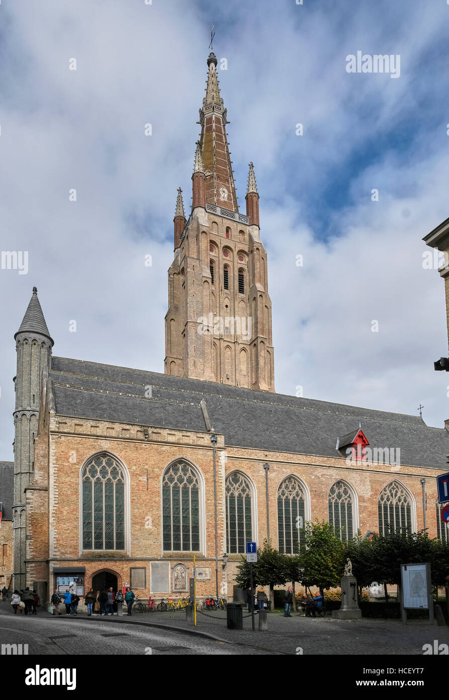 Onze-Lieve-Vrouwekerk, o la chiesa di Nostra Signora a Bruges, Belgio. Iniziato nella prima metà del XIII secolo Foto Stock