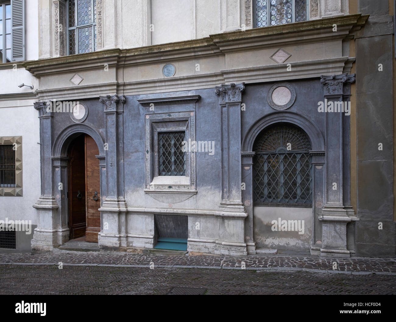 Bergamo, Italia. La Casa dell'Arciprete (Casa dei Sommi Sacerdoti) così chiamato perché la proprietà passò alla cattedrale nel 1840s. Foto Stock