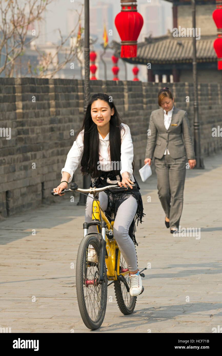 Tourist in sella a una moto intorno a Xian mura Shaanx,i Cina Foto Stock