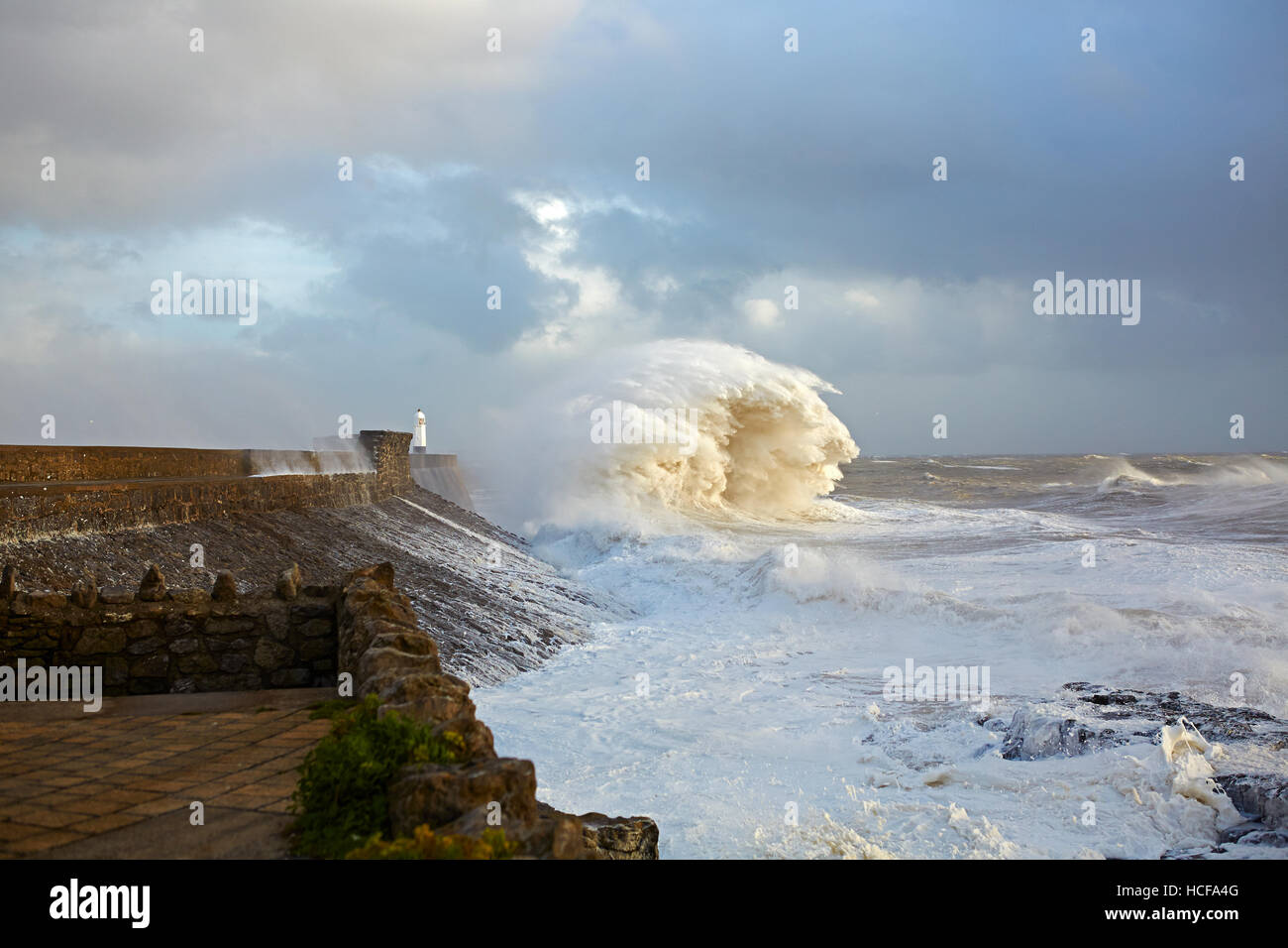 Tempesta onde che si infrangono sulla parete del porto in Porthcawl, South Wales, Regno Unito Foto Stock