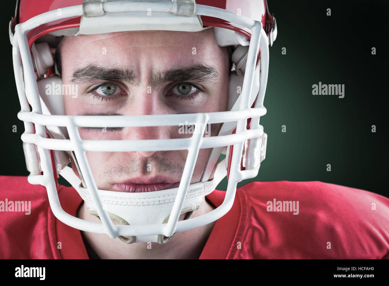 Immagine composita del ritratto di un serio giocatore di football americano prendendo il suo casco guardando camer Foto Stock